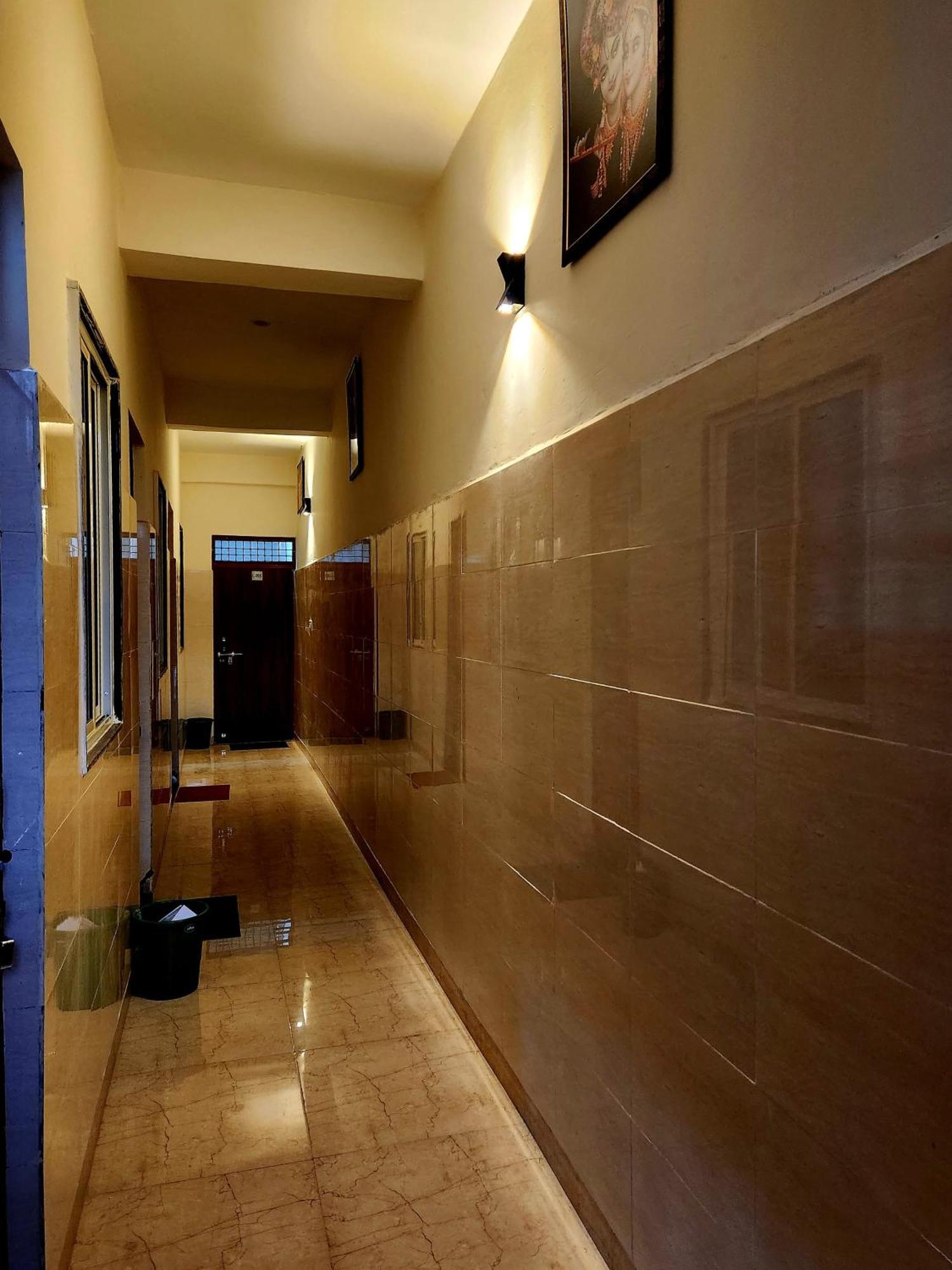 Shree Radha Rani Dham, Near Iskcon And Prem Mandir Hotell Vrindāvan Exteriör bild