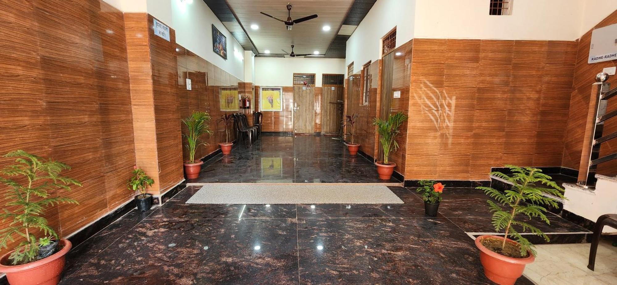 Shree Radha Rani Dham, Near Iskcon And Prem Mandir Hotell Vrindāvan Exteriör bild