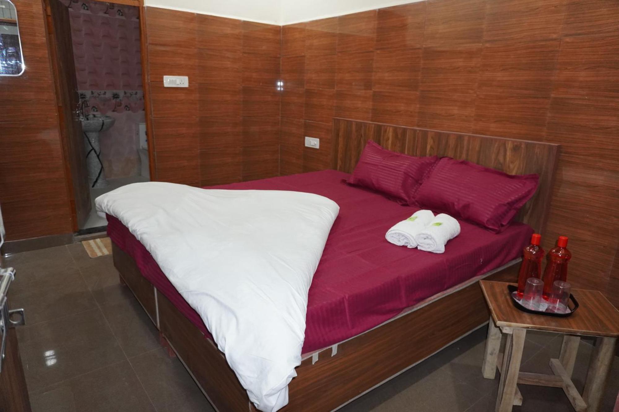 Shree Radha Rani Dham, Near Iskcon And Prem Mandir Hotell Vrindāvan Exteriör bild