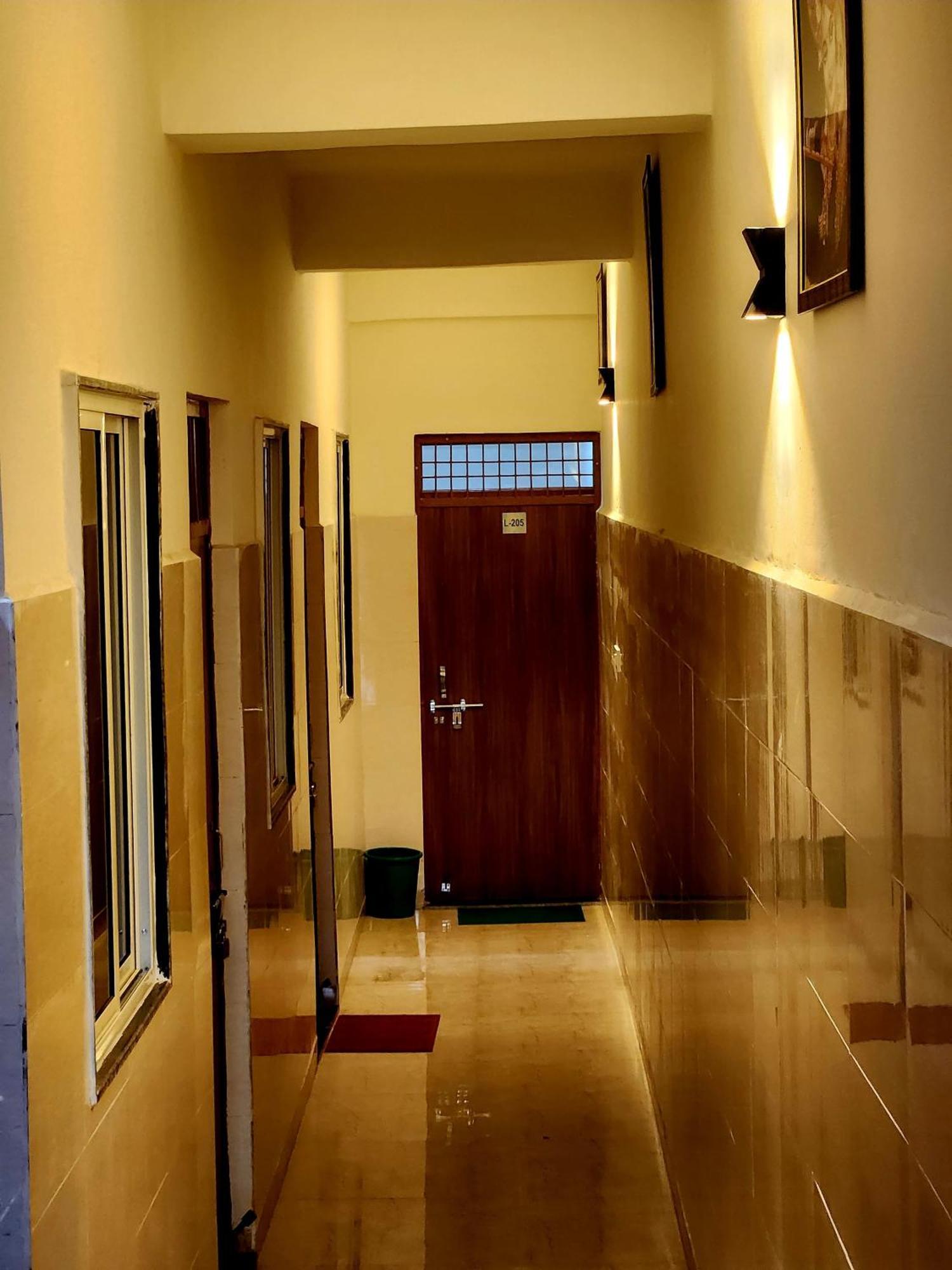 Shree Radha Rani Dham, Near Iskcon And Prem Mandir Hotell Vrindāvan Exteriör bild