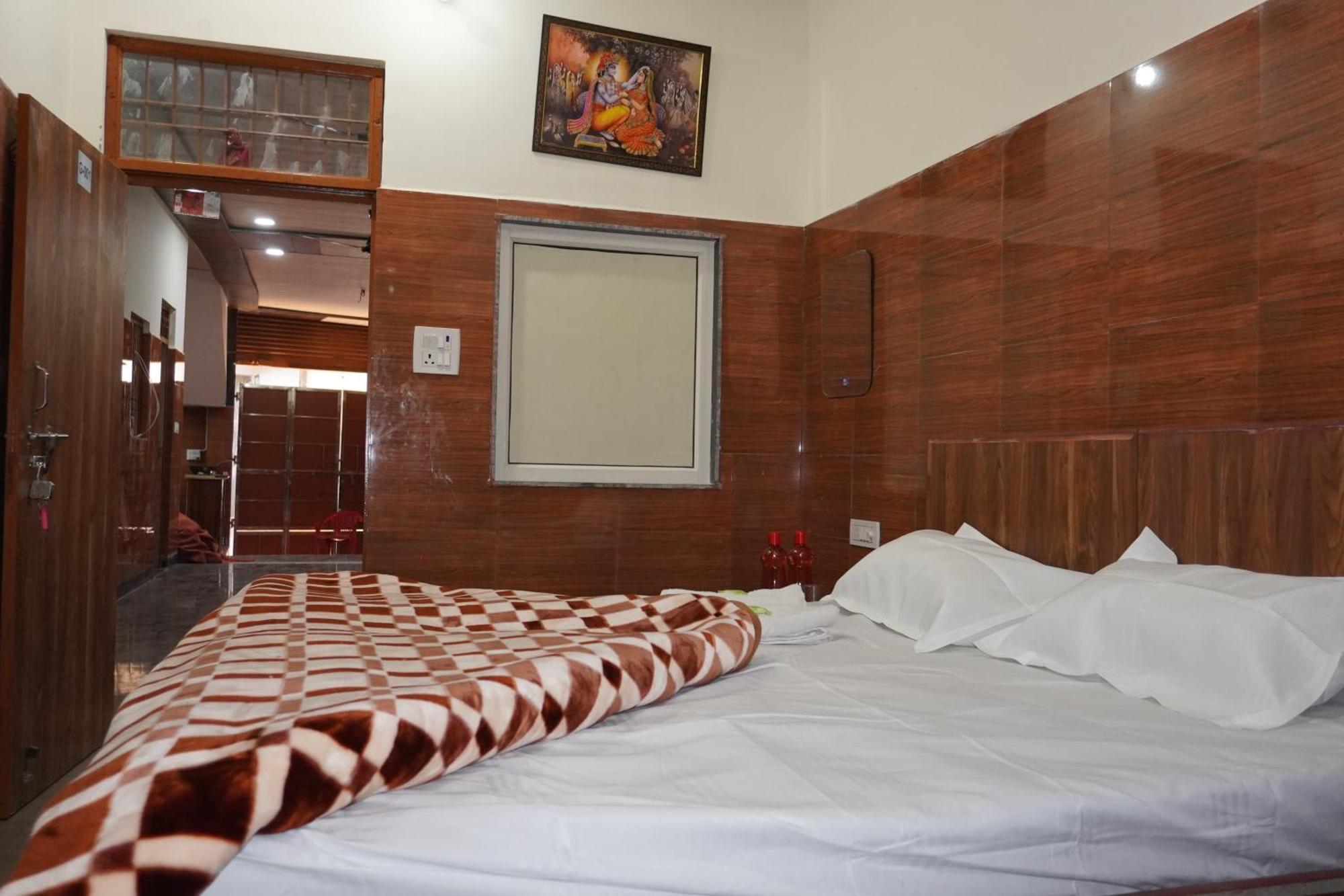 Shree Radha Rani Dham, Near Iskcon And Prem Mandir Hotell Vrindāvan Exteriör bild